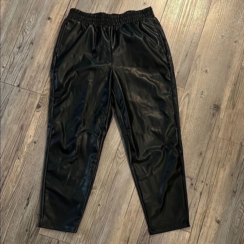 Fabletics Black Capris Relaxed Fit Athleisure